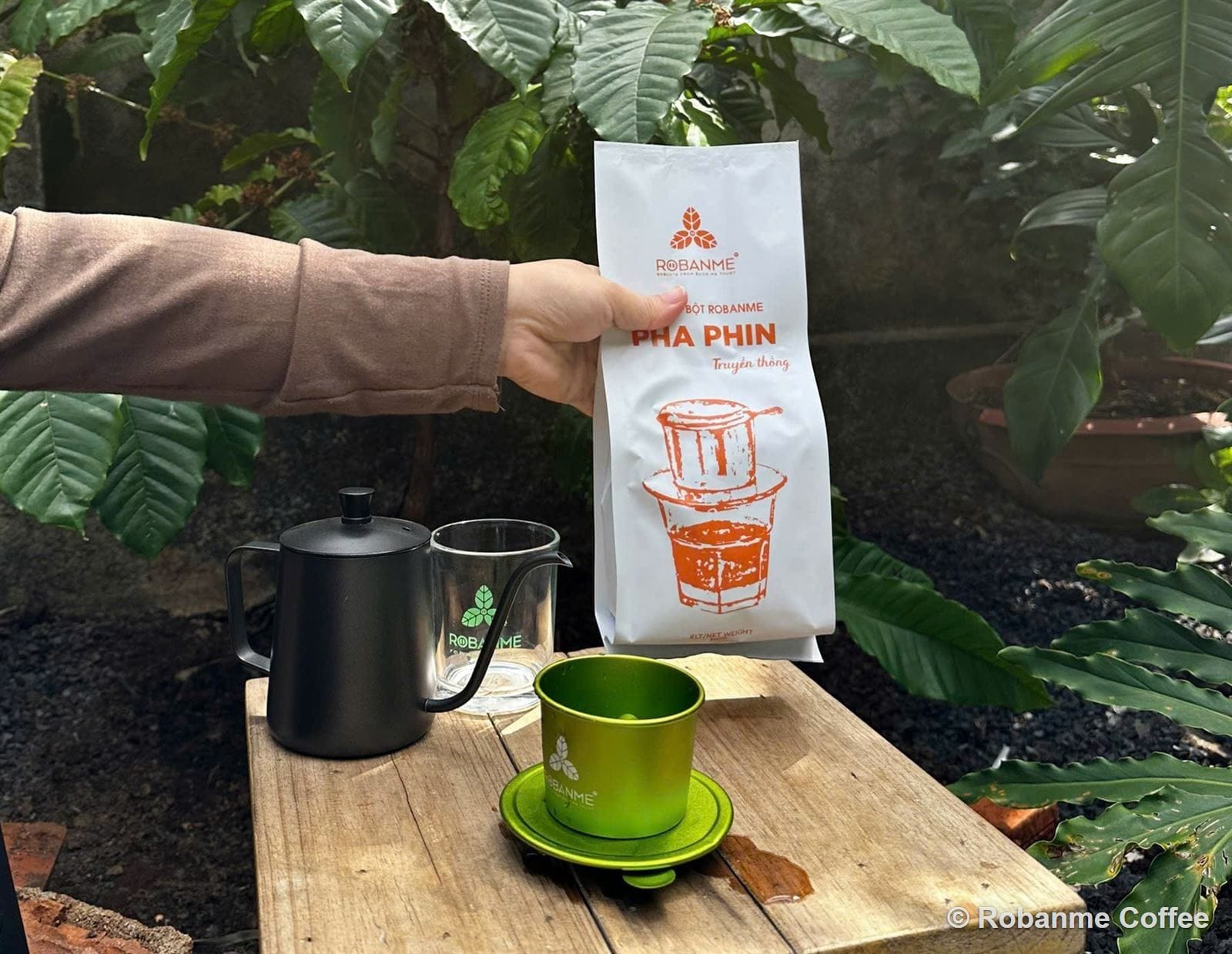 Kiểm tra bao cà phê bột Robanme trước khi pha, tại vườn cà phê Buôn Ma Thuột